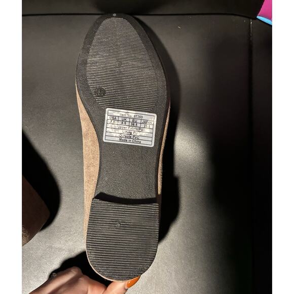 Taupe Faux Suede Slip On Ballet Flat Shoes Womens Sz 7.5 Professional Classic - Picture 3 of 4